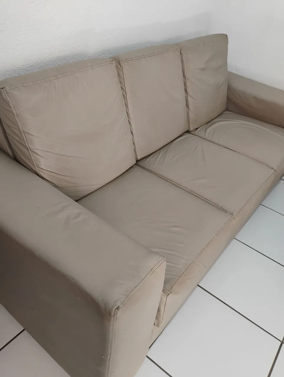 Sofá 3 lugares em couro sintético