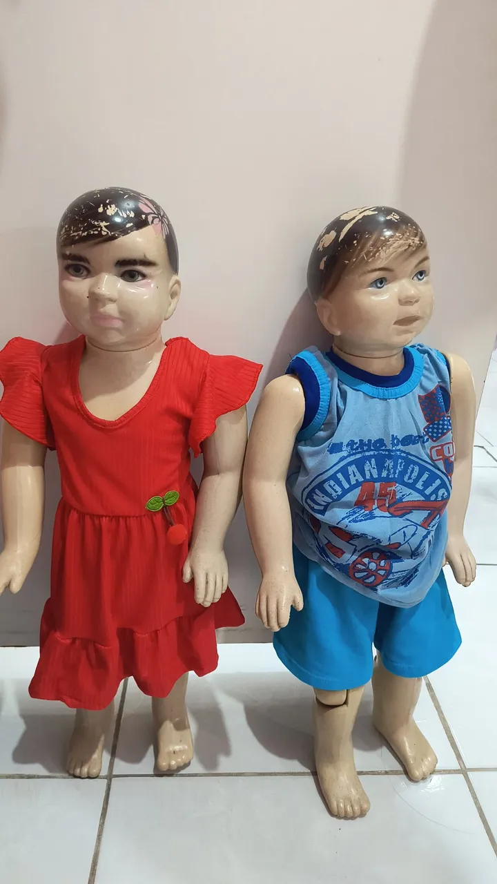 Manequins de criança em ótimo estado