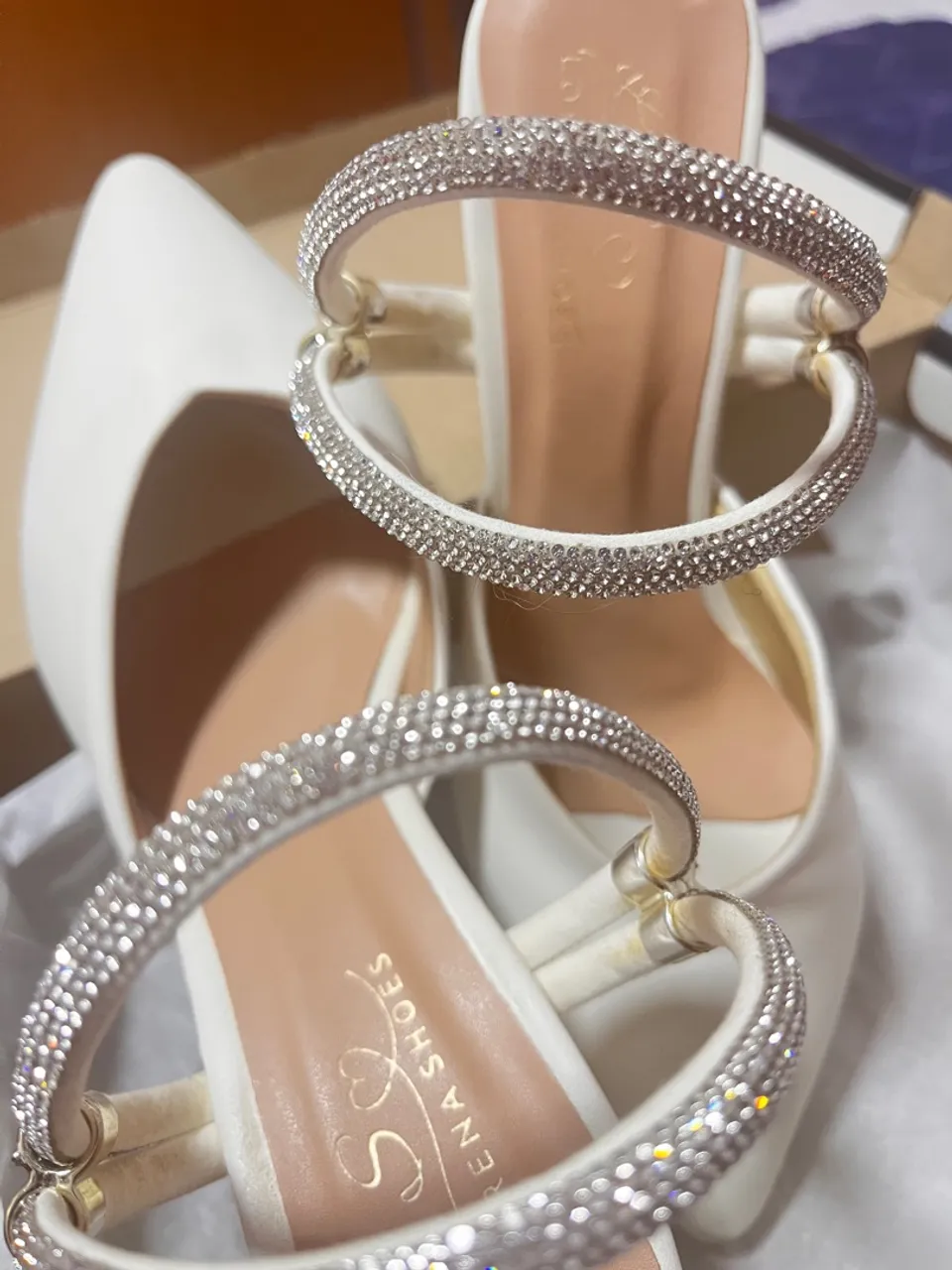 Sandália de Salto Branca com Strass - Elegância e Brilho!