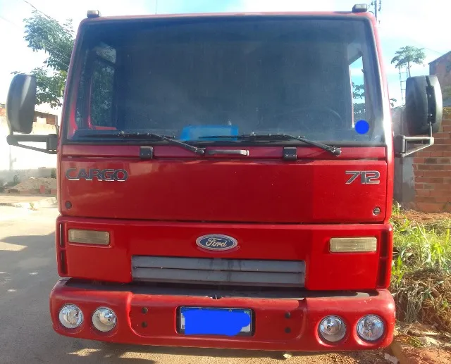 Caminhão Ford Cargo 712 vermelho