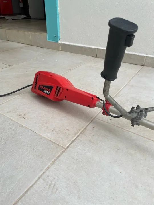 Roçadeira beaver light 1.200w 220v pouco uso