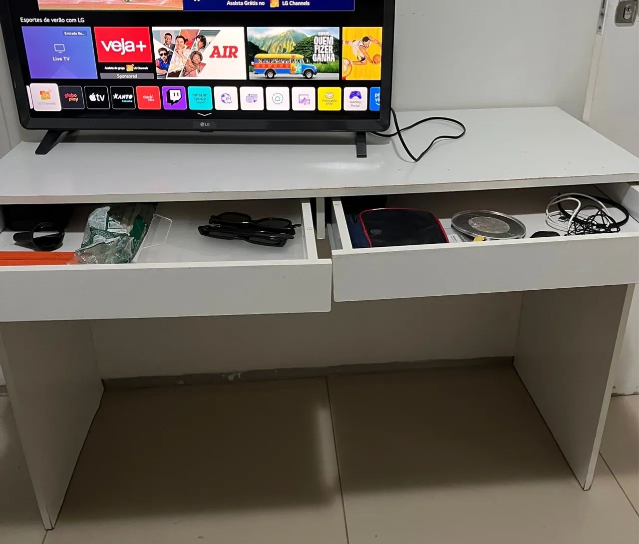 Escrivaninha branca com 2 gavetas - R$140 - Foto 2