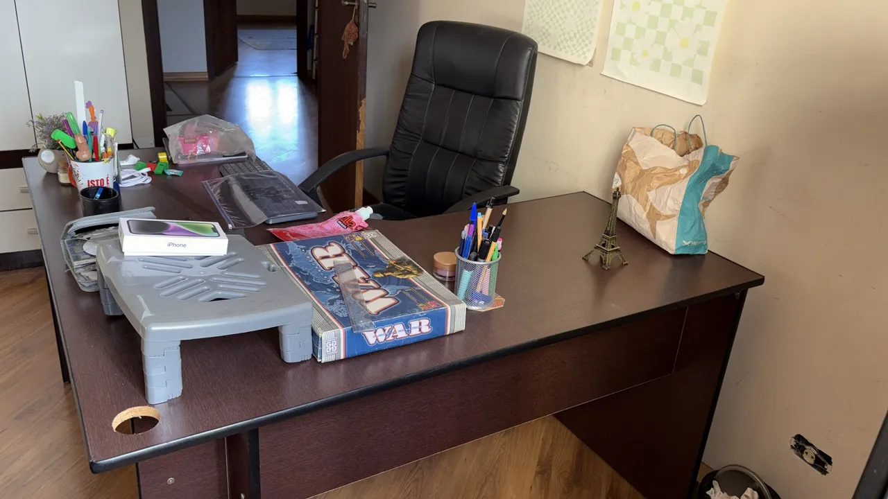 Mesa de Escritório Grande e Funcional