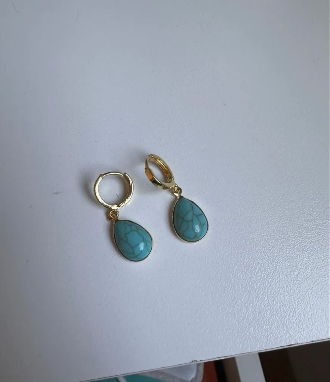 Brinco argola pequena com pedra verde 