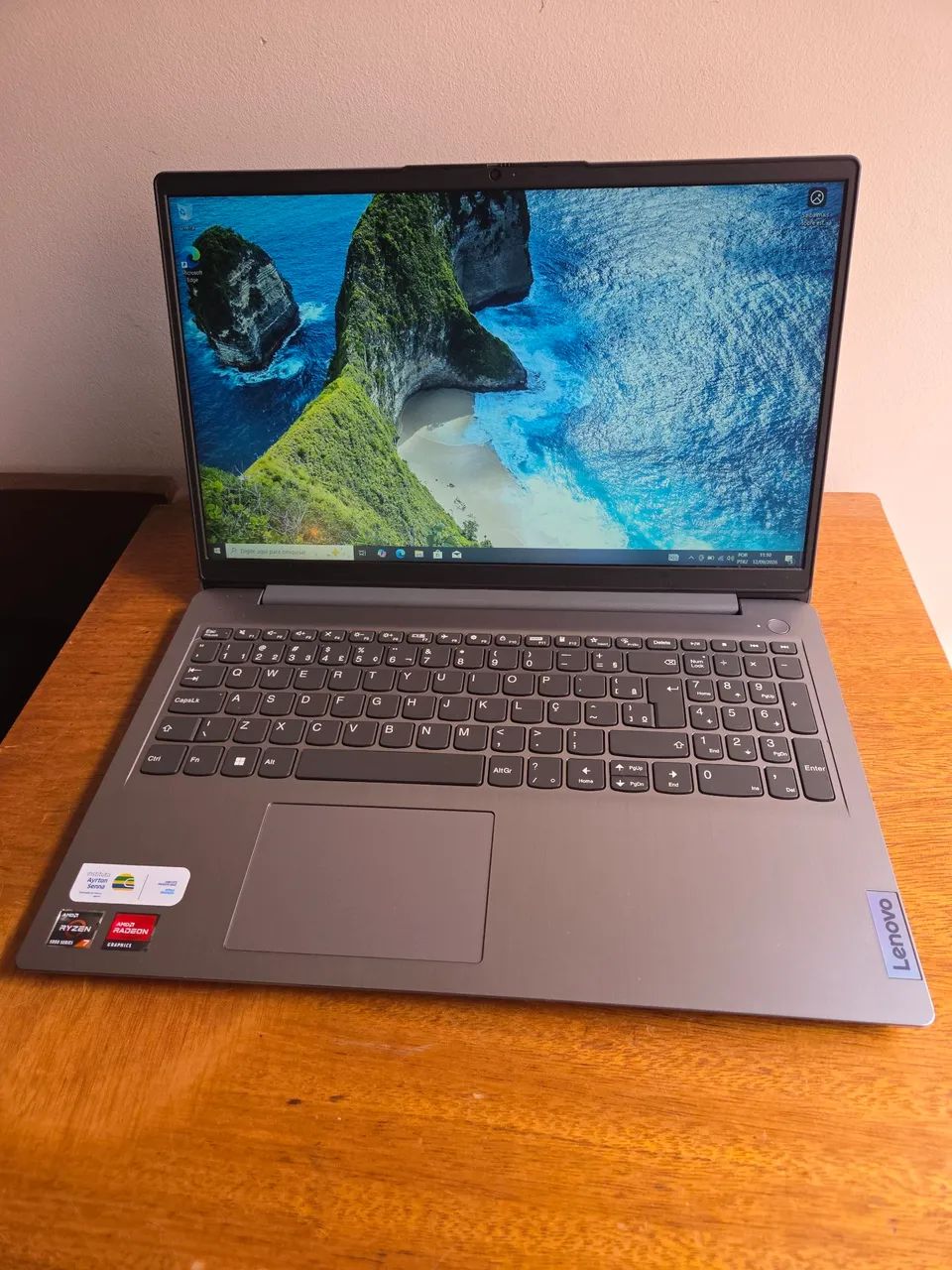Notebook Lenovo com Ryzen 7 5700u