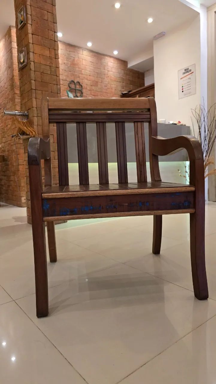 Poltrona de madeira peroba rosa