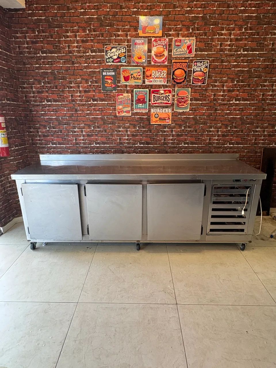 Bancada Refrigerada Inox 2,50m - 3 Portas - Funcionando
