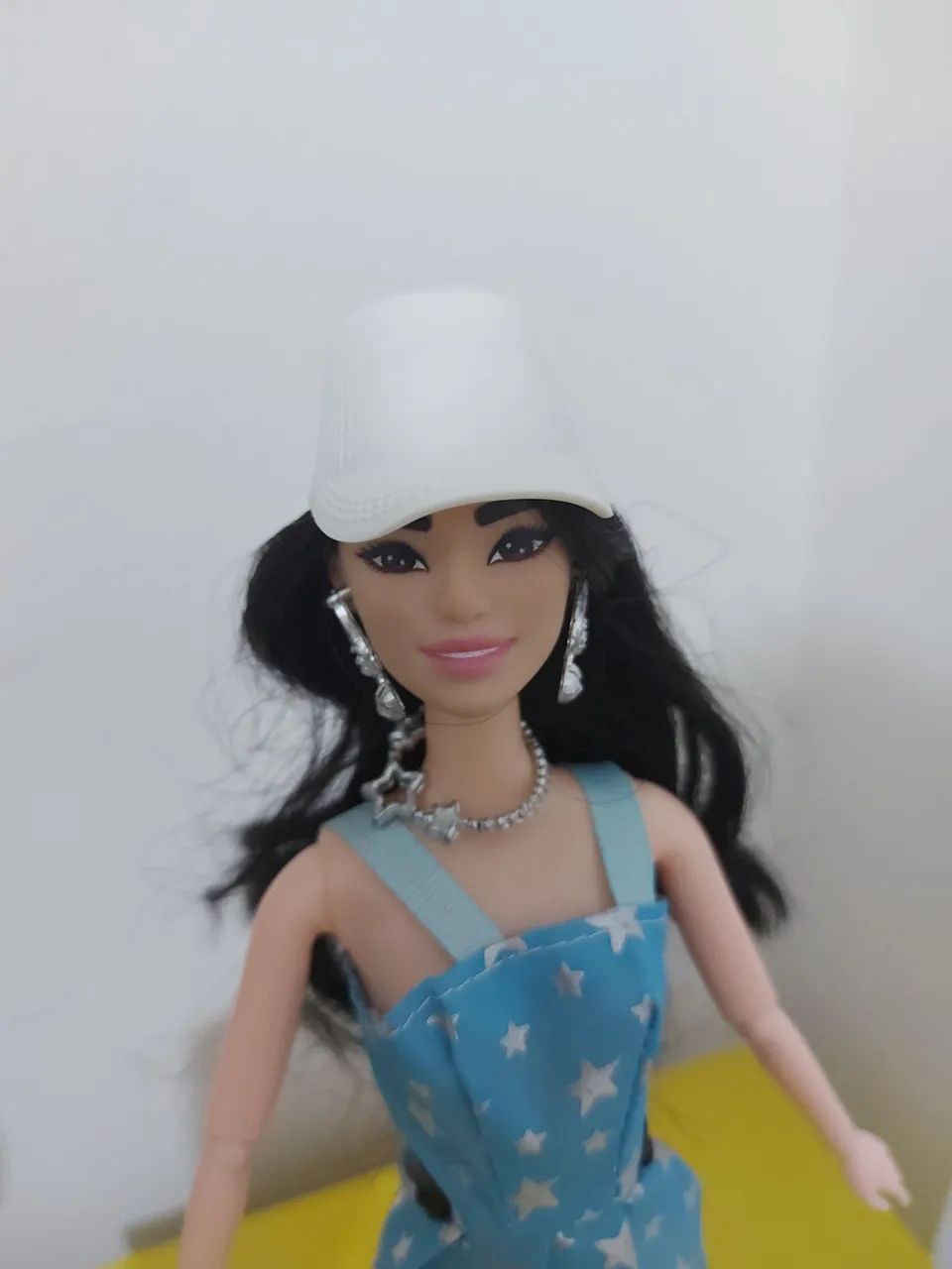 Barbie Asiática look azul com detalhes e bone branco. - Foto 2