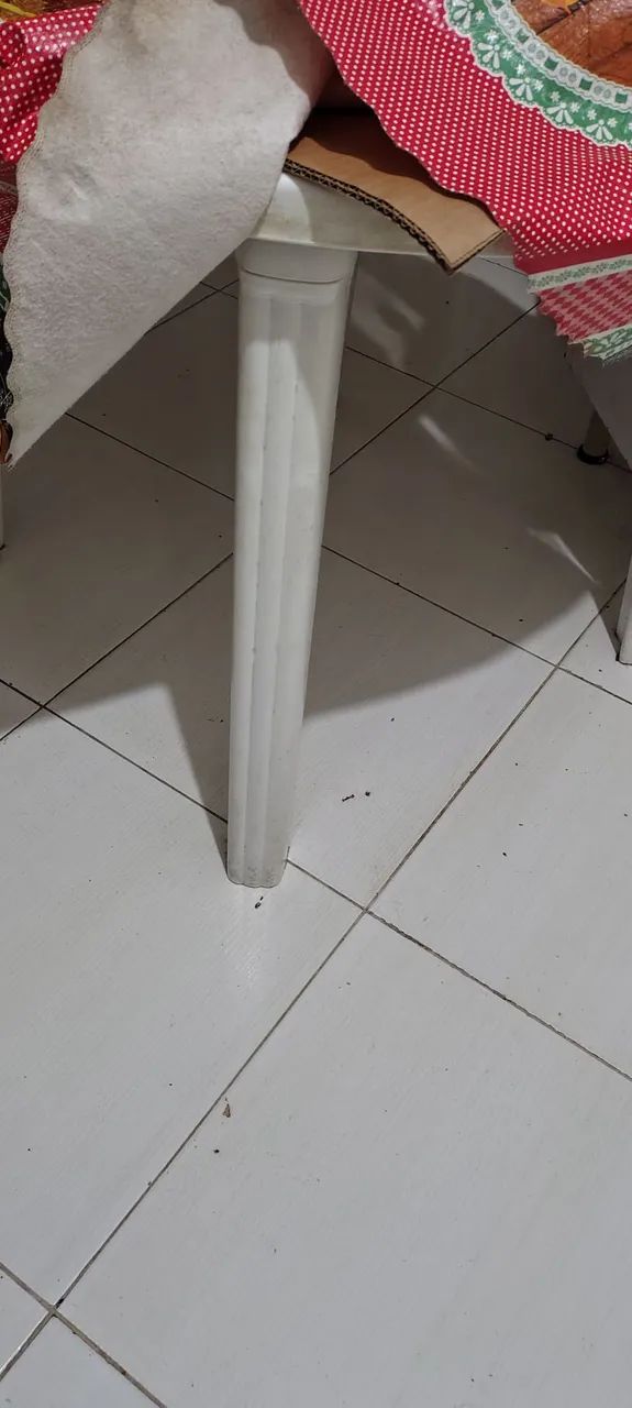 4 Cadeiras de Plástico + Pés de Mesa de Brinde - Bom Estado - Foto 2