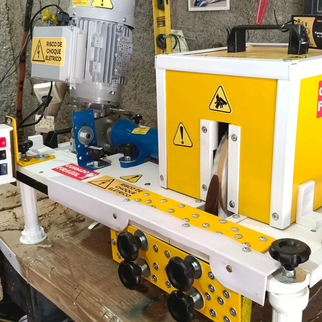 Máquina para descascar coco seco