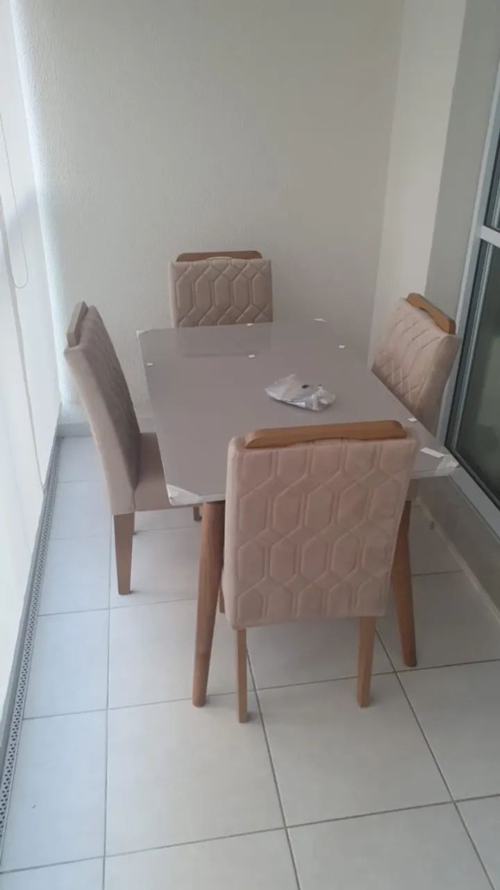 Mesa de Jantar Retangular + 4 Cadeiras