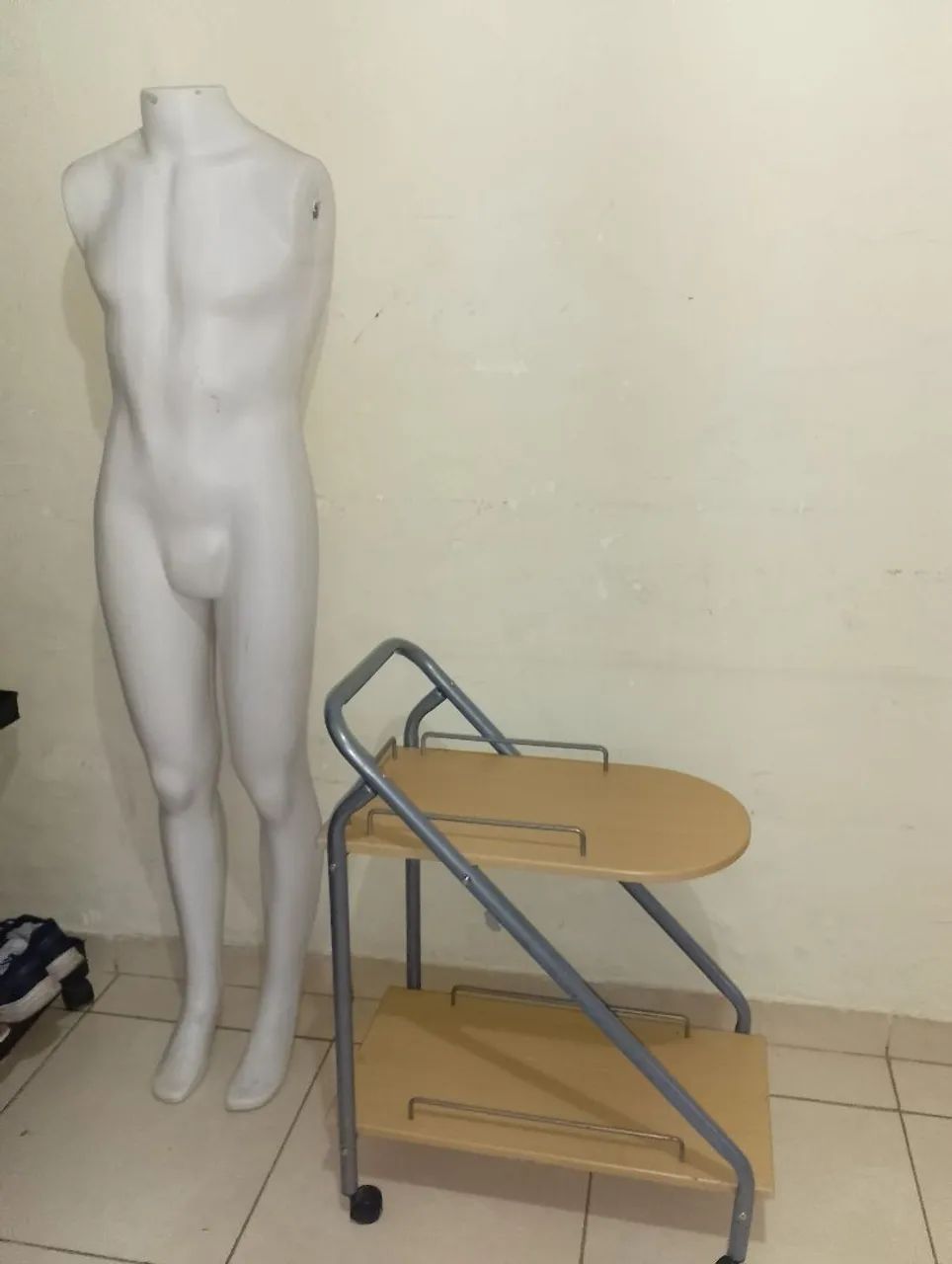MANEQUIM E MESA EM Z, VENDO SEPARADO 