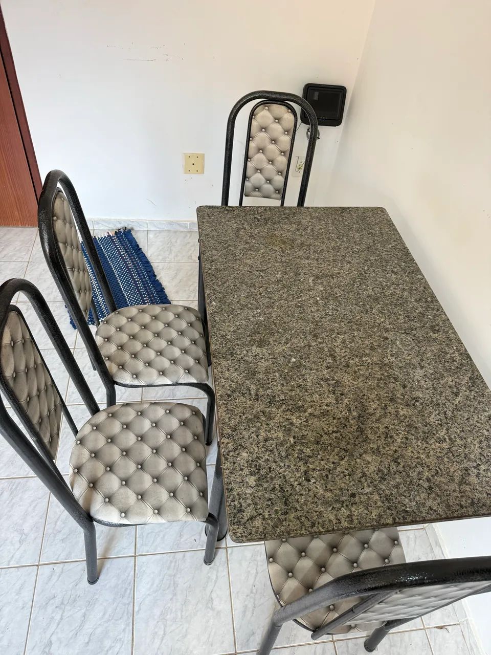 Vendo Mesa com 4 cadeira poucos dias de uso