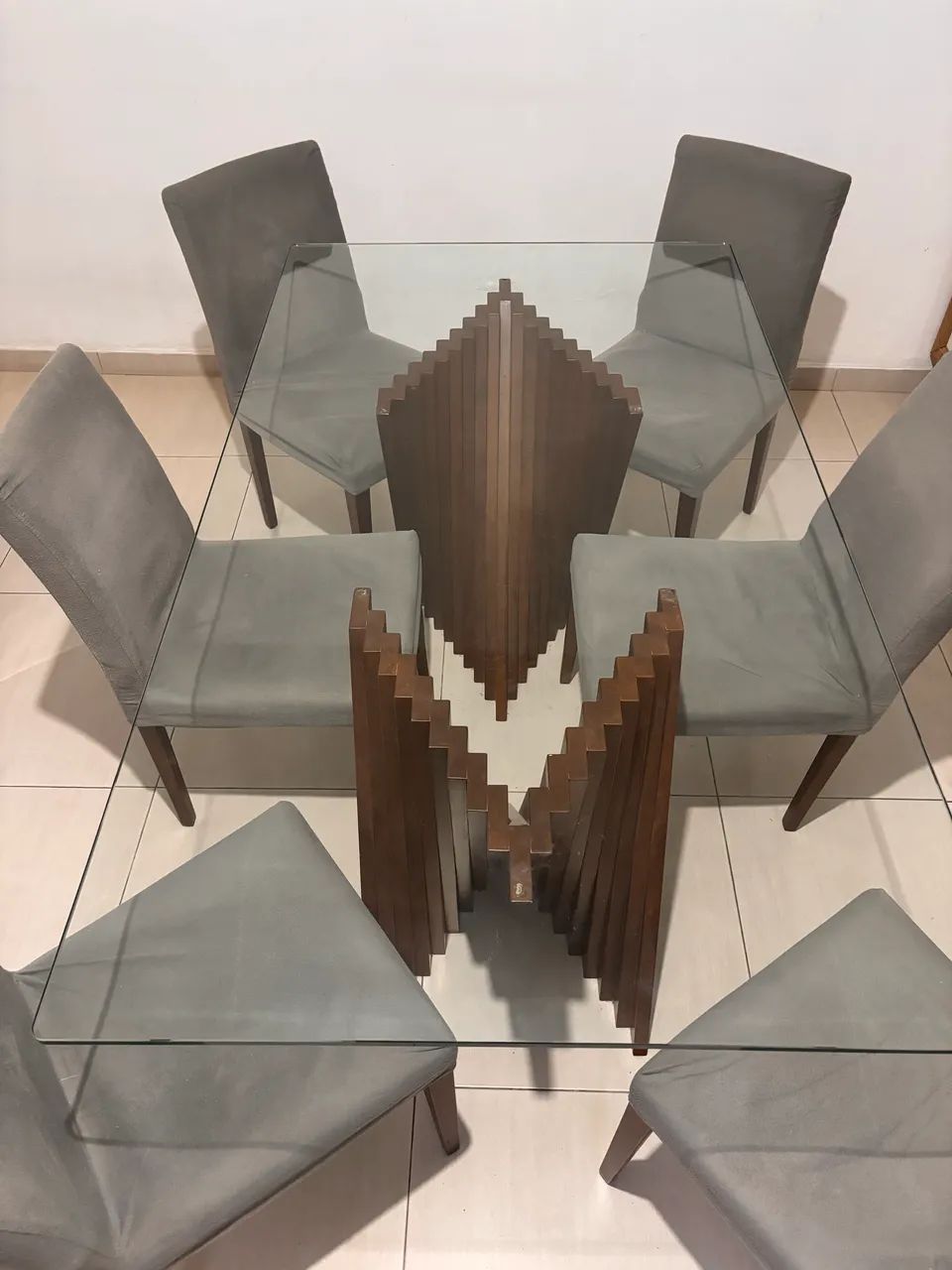 Mesa de vidro com apoios em madeira nobre