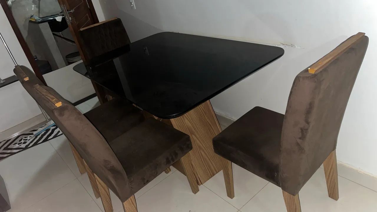Vende- Mesa com 4 cadeiras  - Foto 3