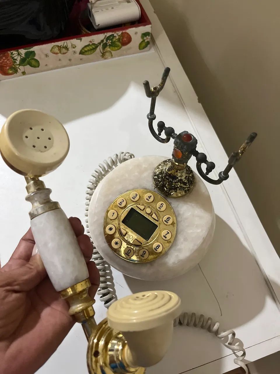 telefone retrô de estilo europeu com detalhes em mármore sintético e dourado.  - Foto 3