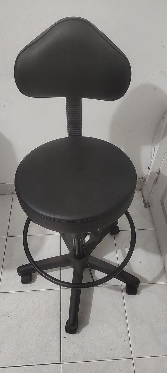 Assento/Cadeira Giratória (Mocho) com Regulagem de Altura e em Perfeito Estado