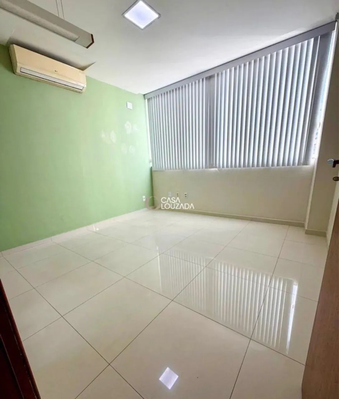 Aluga-se espaço de 65m² na Praia da Costa! 