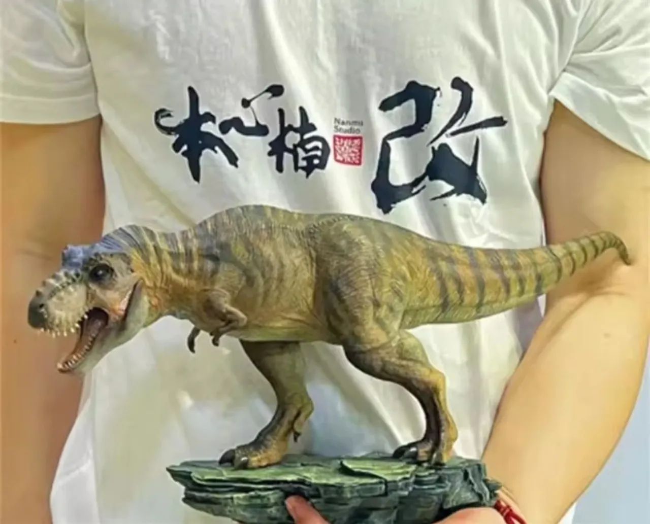 T-Rex Nanmu "Buck" - Once and Future King com base inclusa - Foto 2