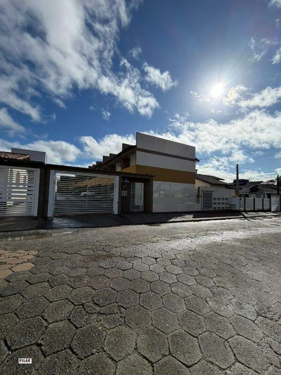 Casa com 03 dormitórios para locação no bairro Argentina