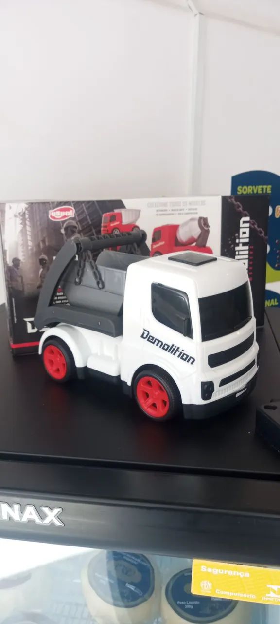 Caminhão Demolition com caçamba