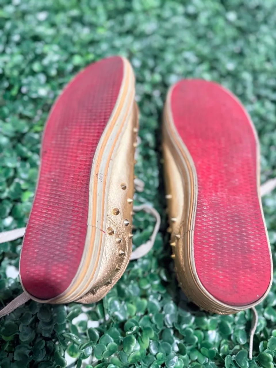 Tênis Dourado com Spikes - Foto 5