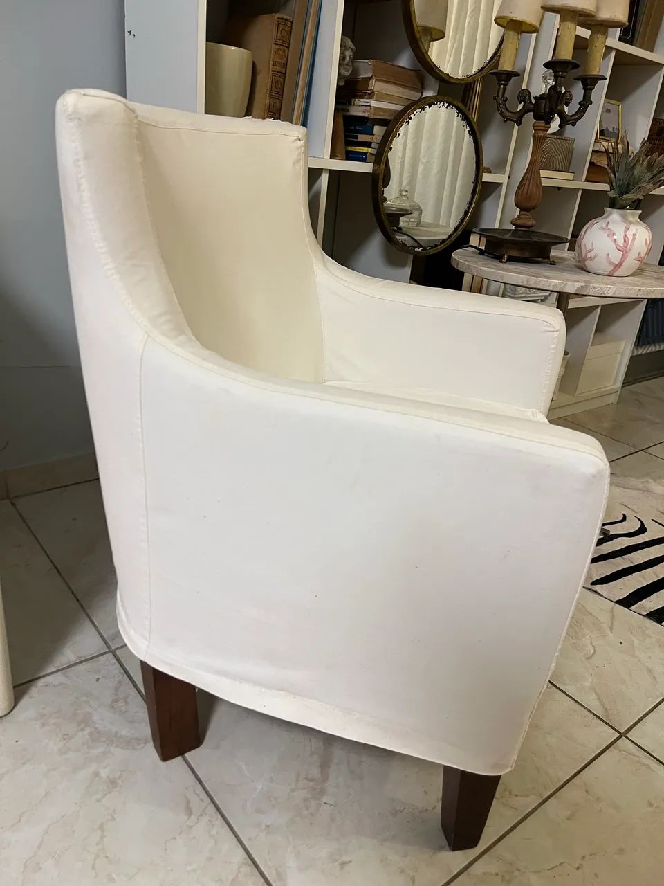 Poltrona com capa branca  - Foto 4