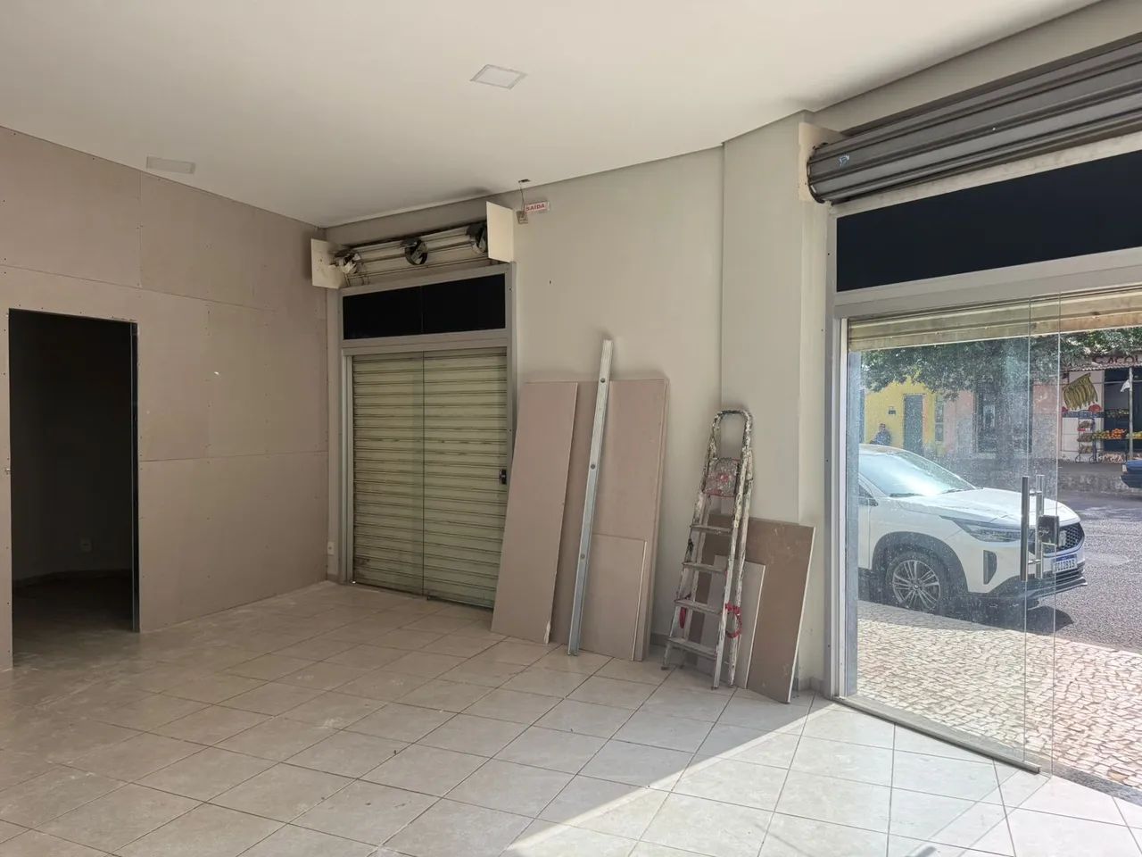 Sala 58m2. Alugo no bairro Tibery.Rua Suíça, 20. As 2 portas de aço fazem parte da loja - Foto 5