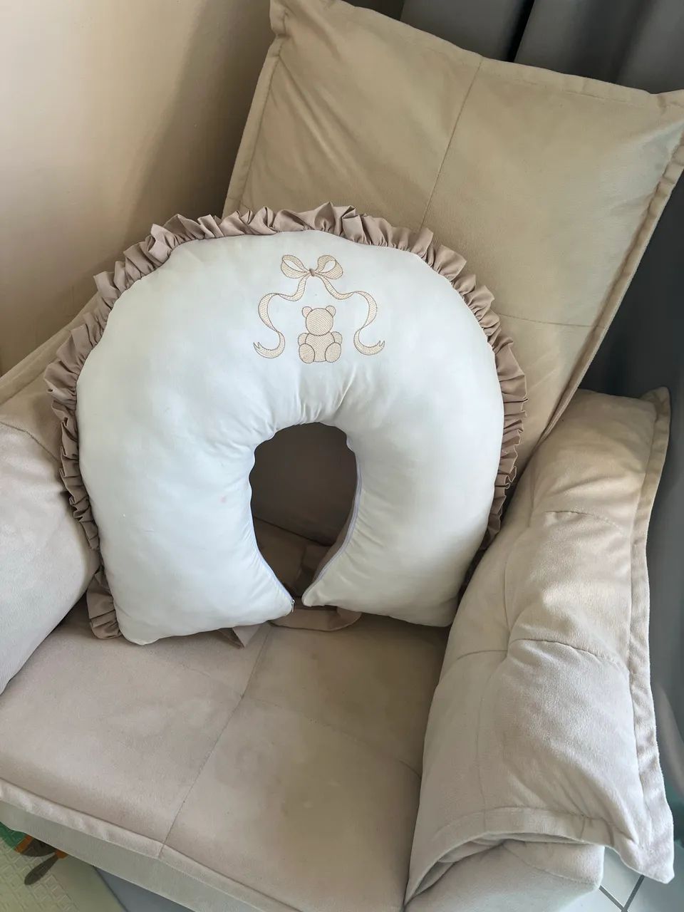 Vendo poltrona + almofada de amamentação 