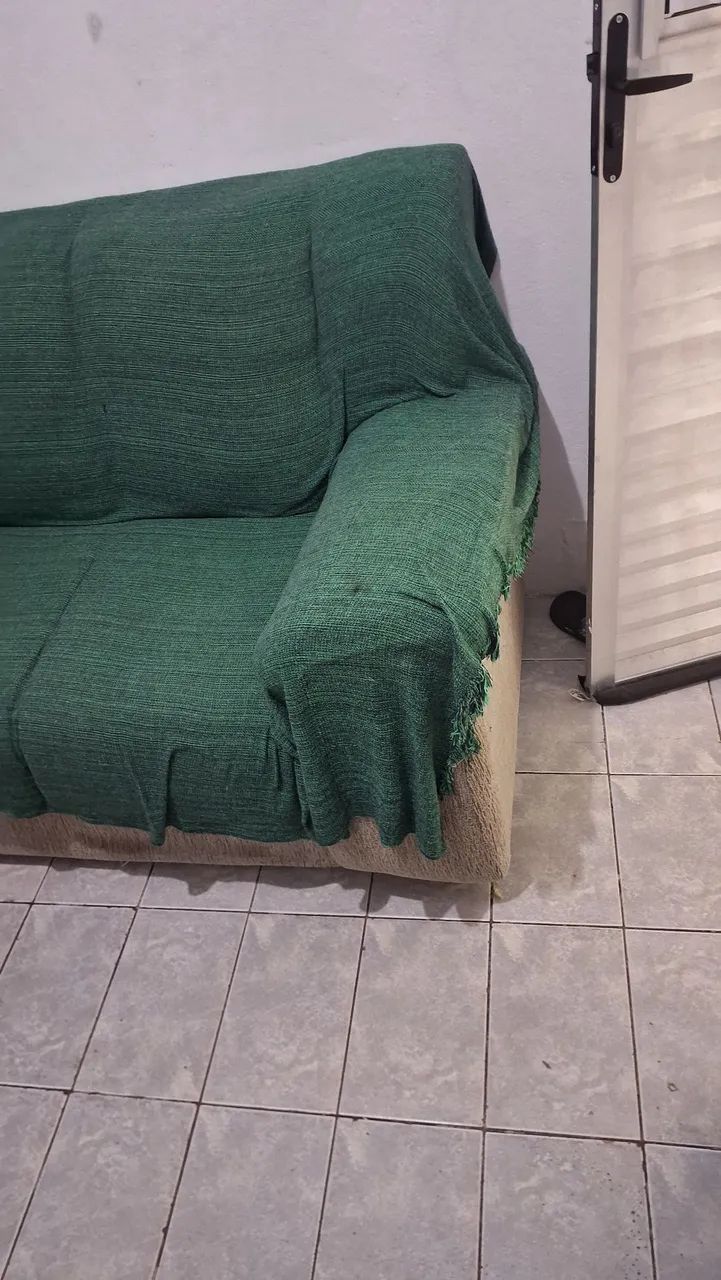 Sofá Bege 2 lugares, em bom estado, intacto.