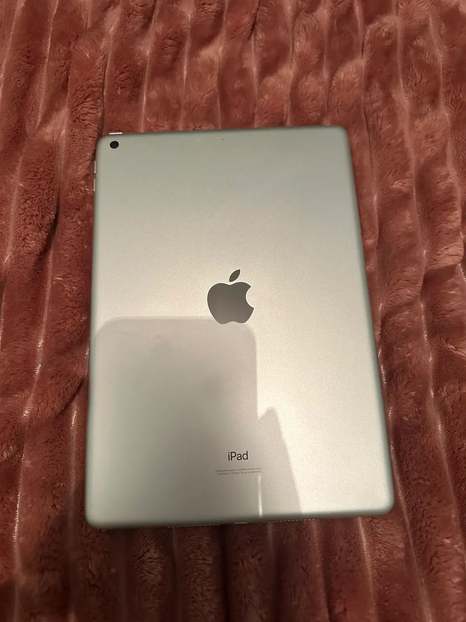 Vendo IPad 9º geração com 64g de armazenamento + capinha com teclado e mousepad de brinde - Foto 2