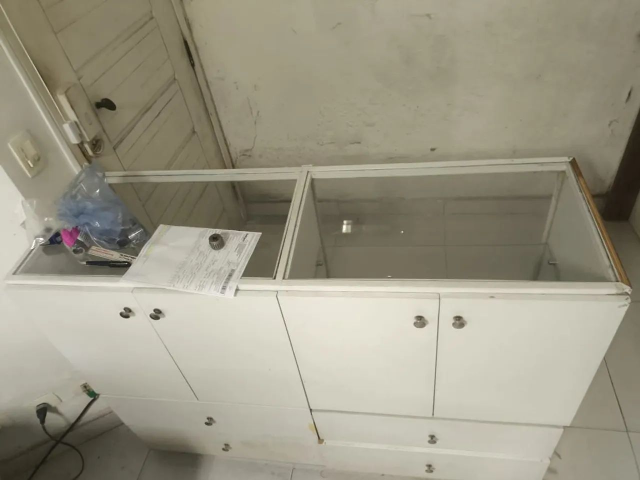 Balcão mostruário branco com vidro, 4 portas e 4 gavetas - Foto 5