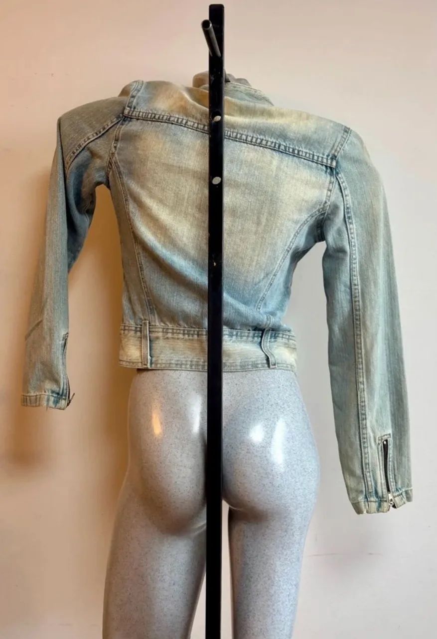 jaqueta jeans assimétrica - Foto 3