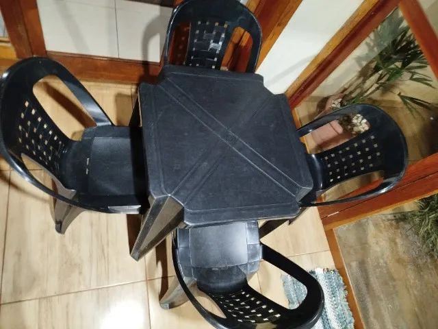 Conjunto de Mesa Plástica com 4 Cadeiras | Excelente Estado | R$ 150