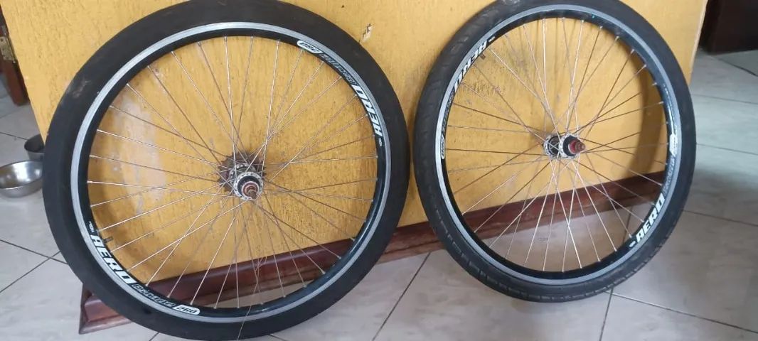 Jogo de Rodas com Pneus Aro 26