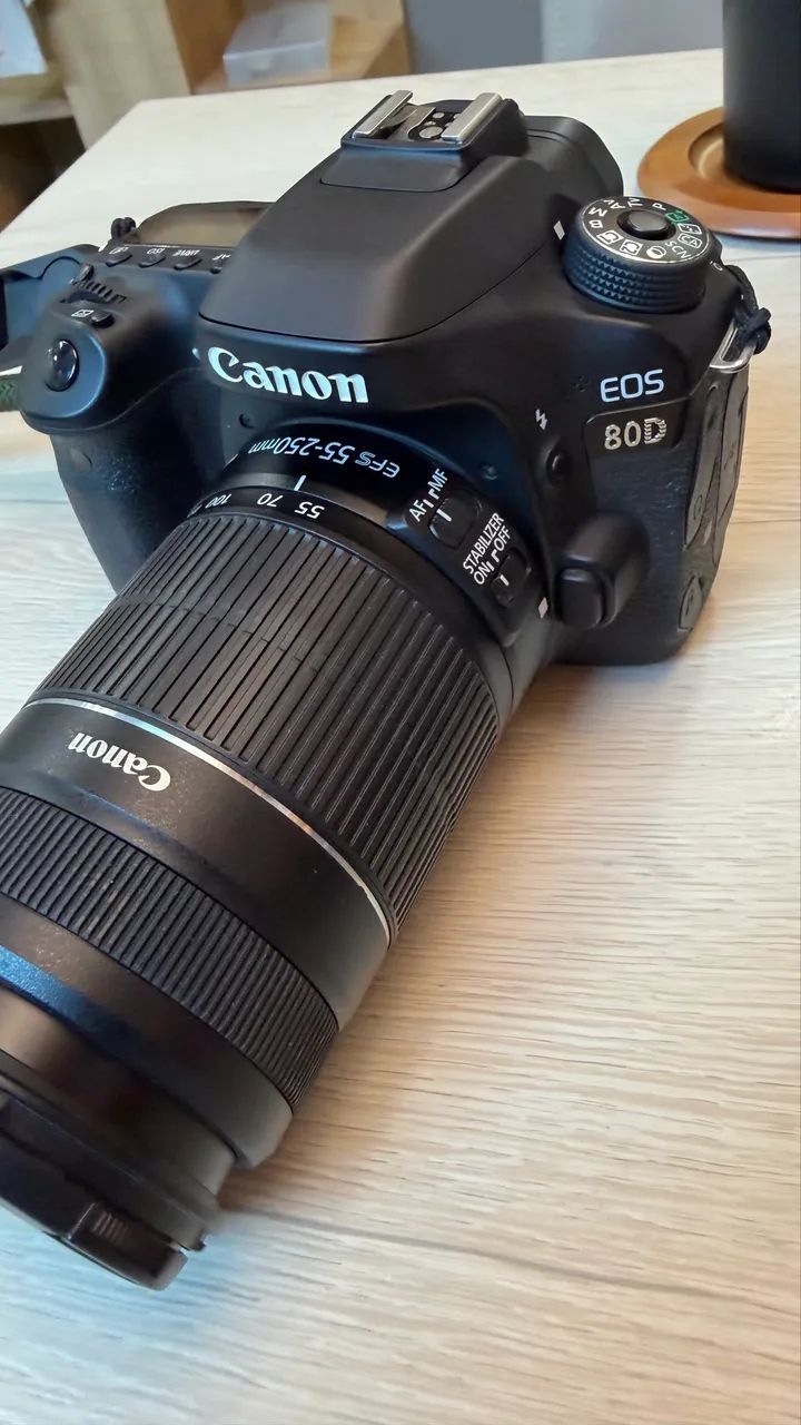 Camera EOS 80D com lente