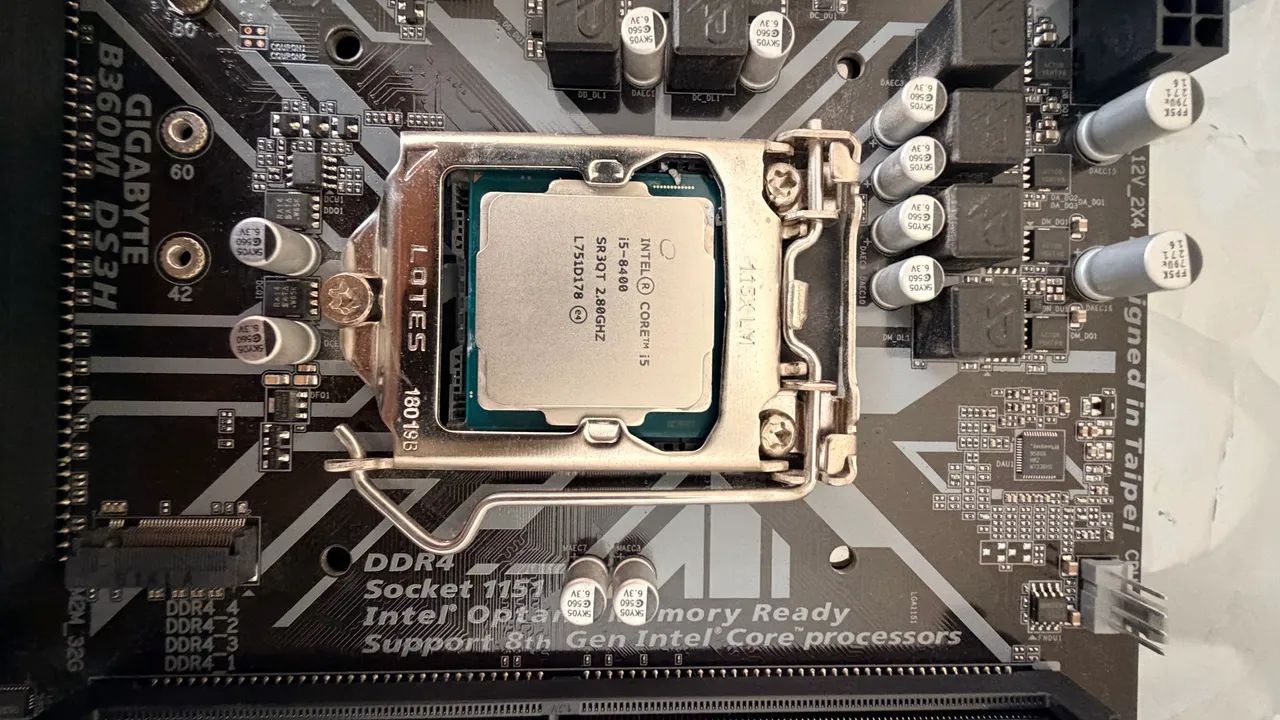 Placa-mãe Gigabyte B360M DS3H + processador Intel i5 8400