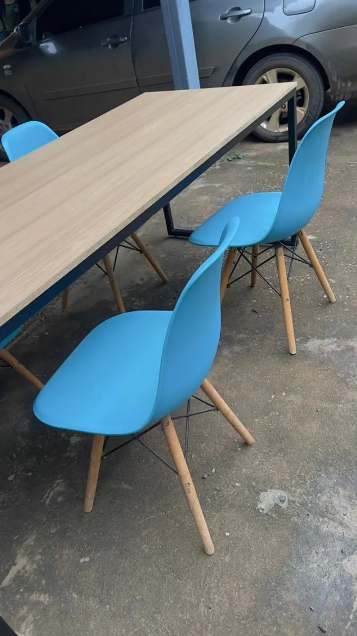 Mesa estilo industrial com 4 cadeiras seminovas 