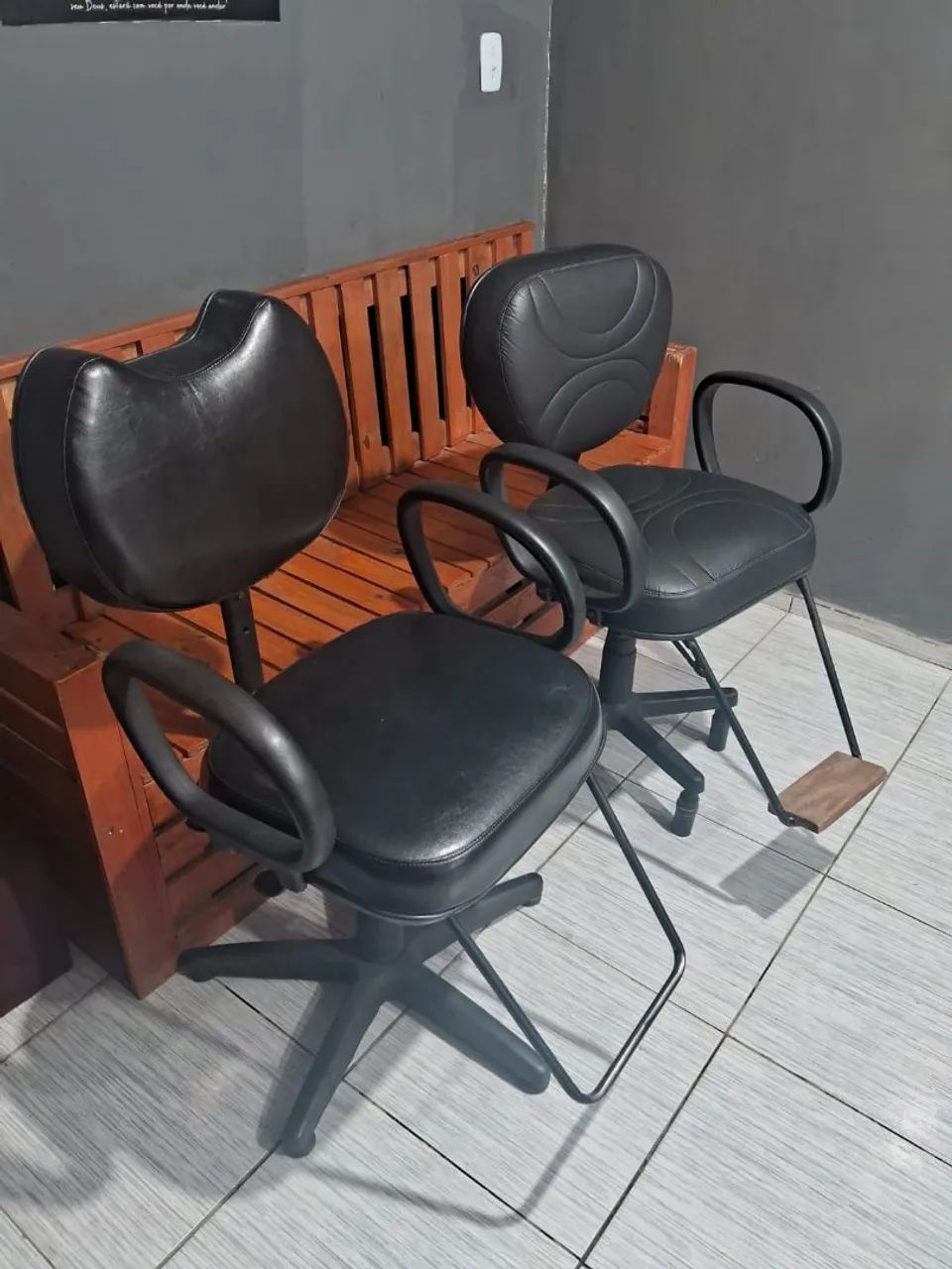 Vende-se duas cadeiras para barbearia ou salão 