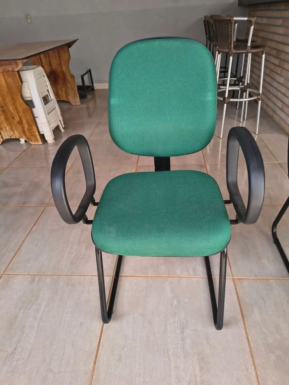 Vendo 2 cadeiras pra escritório  - Foto 2