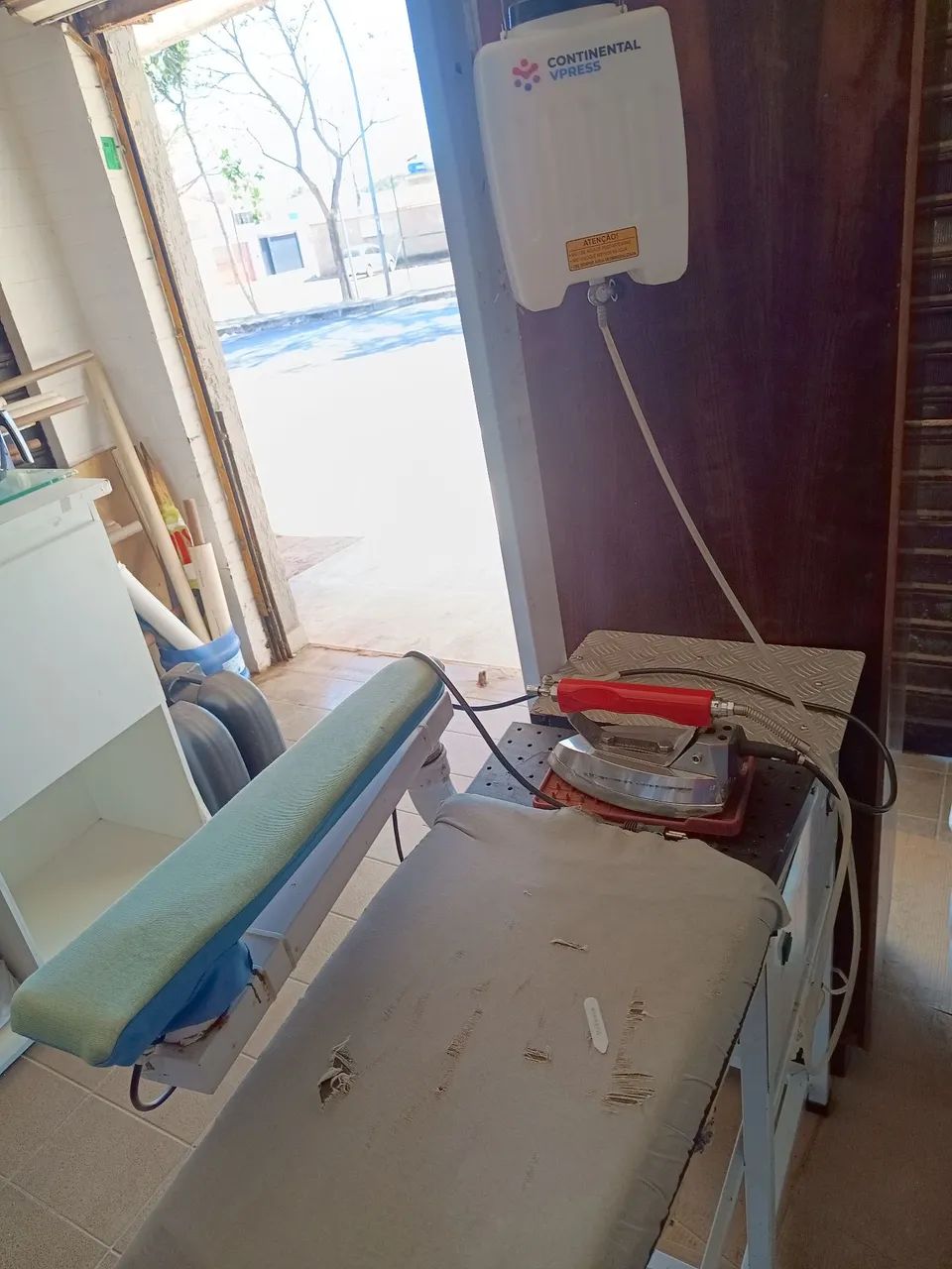 Mesa de passar roupa com ferro e reservatório  - Foto 2