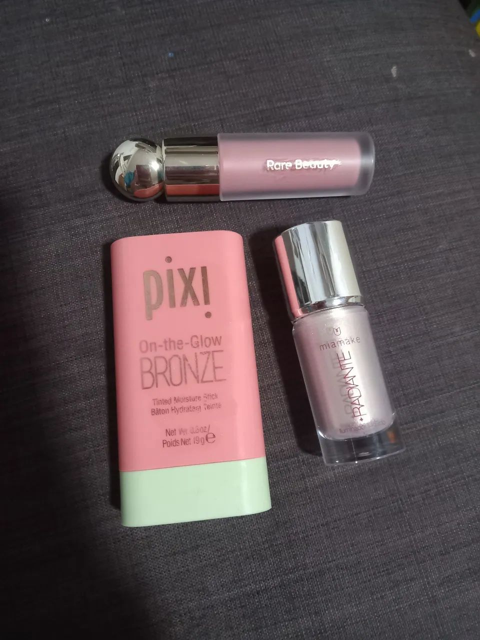 Kit de maquiagem Pix! e Rare Beauty 