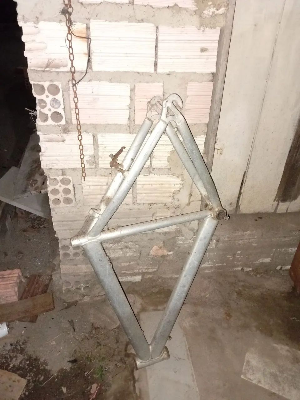 Vende-se esse quadro de bicicleta de alumínio  - Foto 2
