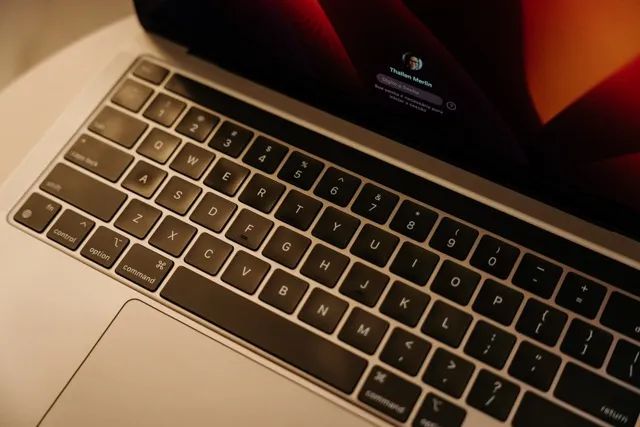 MacBook Pro 13" M2 - 8GB/256GB - Foto 3