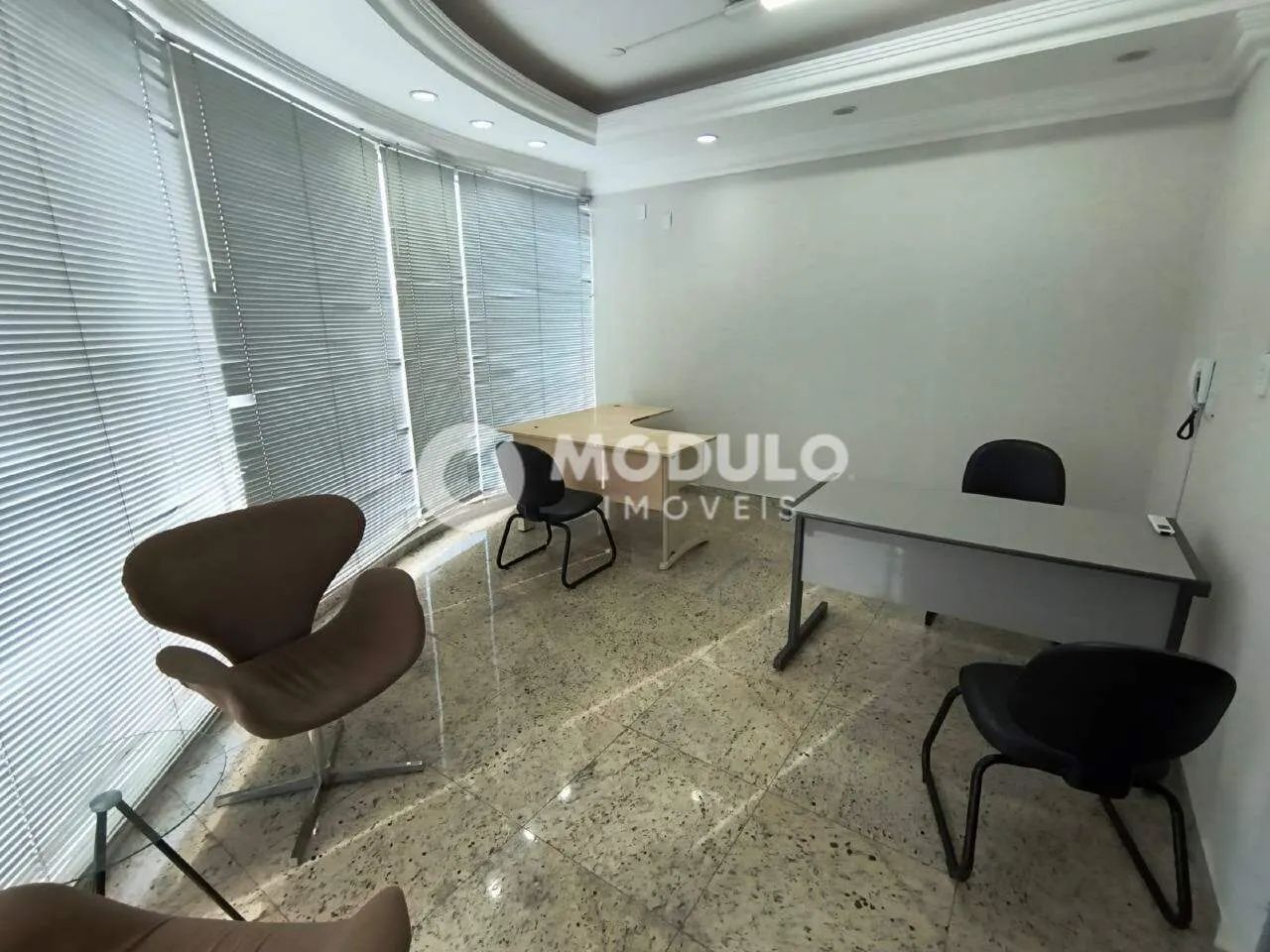 Sala comercial disponível para locação no bairro Umuarama.