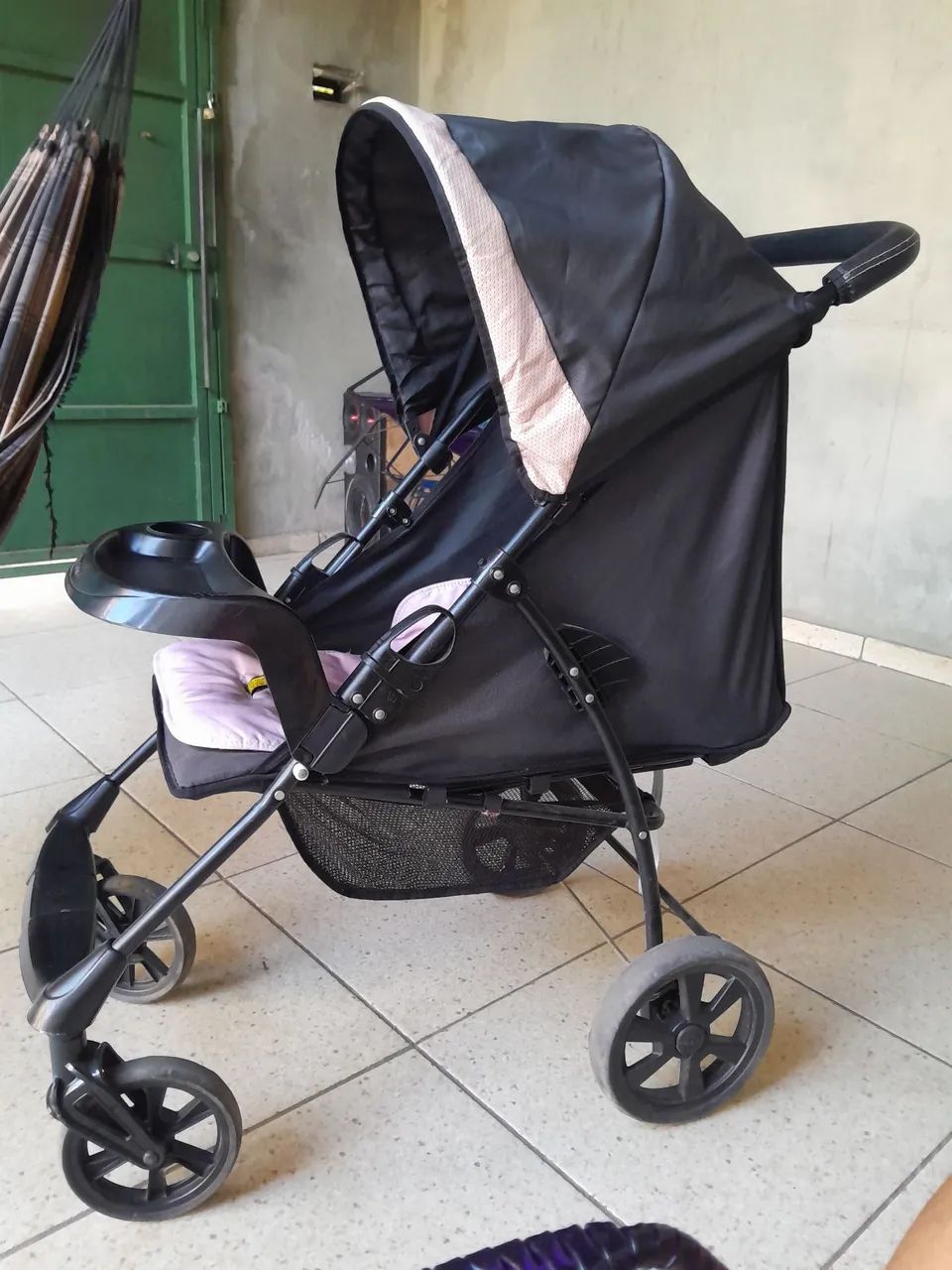 Carrinho de Bebê Seminovo Preto com Rosa  Leve e Dobrável - Foto 2
