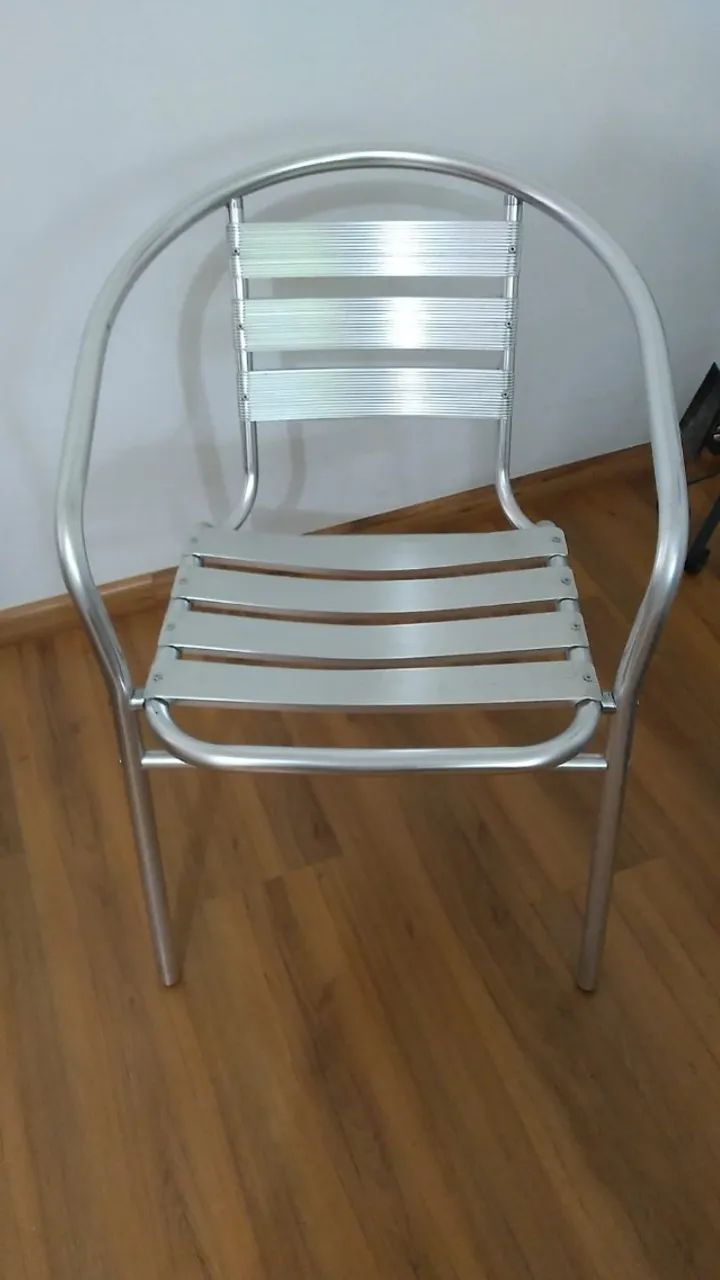 Cadeira em alumínio, nova, sem uso.