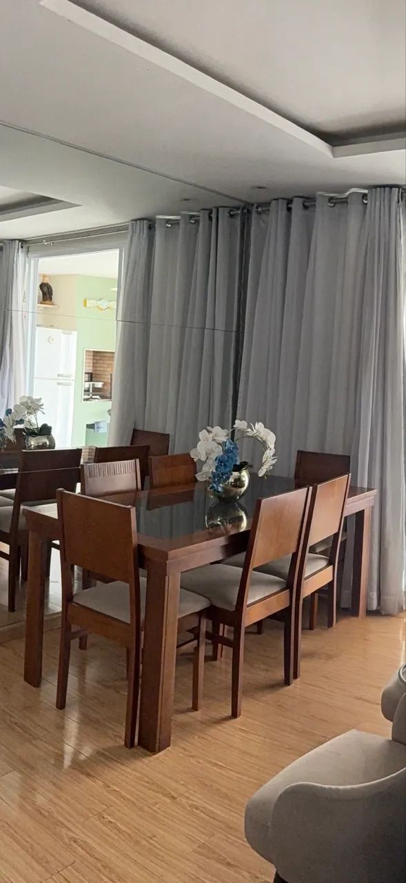 Mesa de jantar com 6 cadeiras maciças 