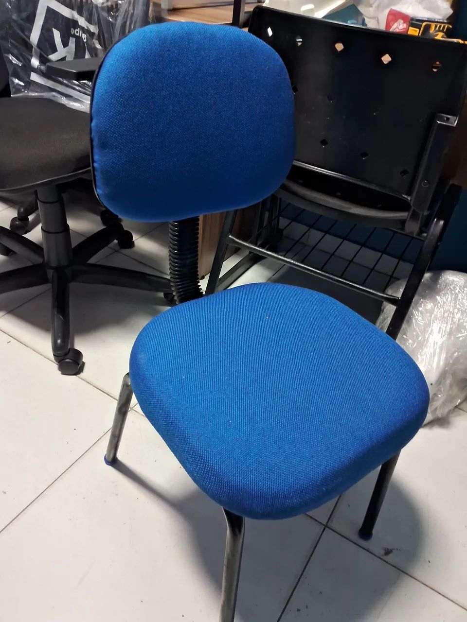 Cadeira fixa eatofada secretária  - Foto 4