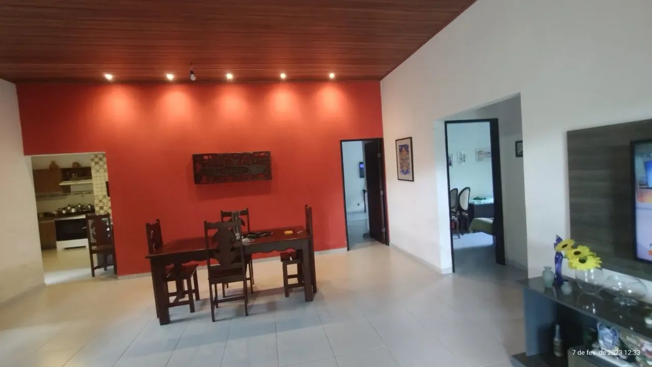 casa espaçosa, com jardim, canil, espaço gourmet e muito mas.